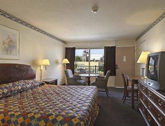 Howard Johnson By Wyndham Kitchener Conestoga Bagian luar foto