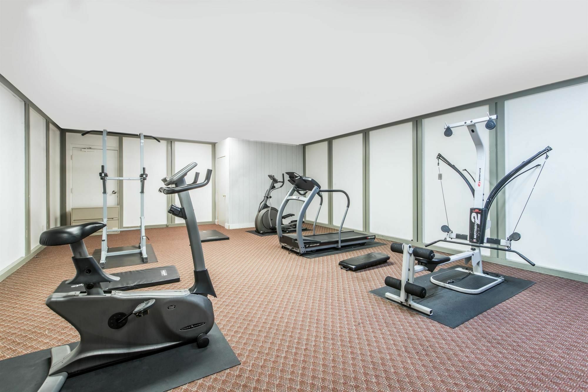 Howard Johnson By Wyndham Kitchener Conestoga Bagian luar foto