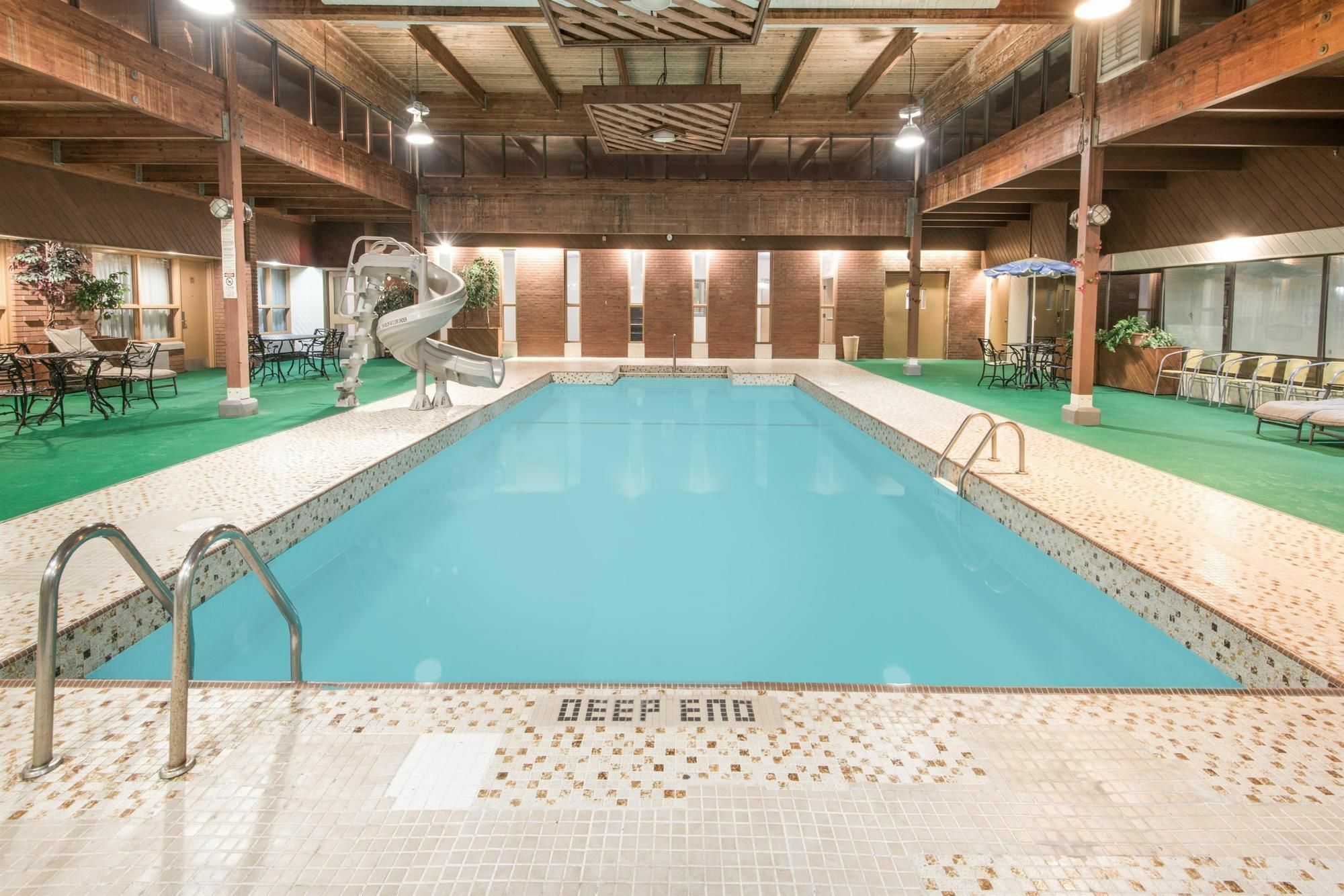 Howard Johnson By Wyndham Kitchener Conestoga Bagian luar foto