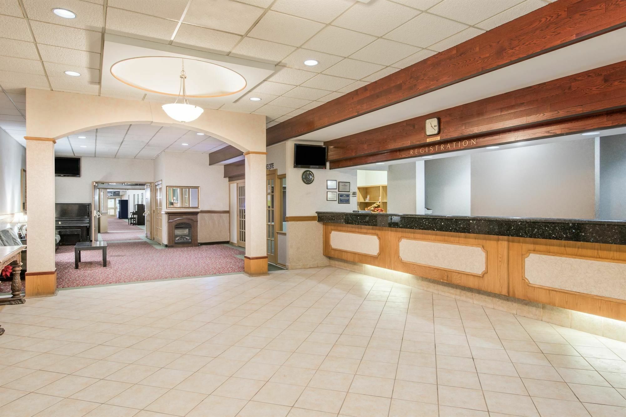 Howard Johnson By Wyndham Kitchener Conestoga Bagian luar foto