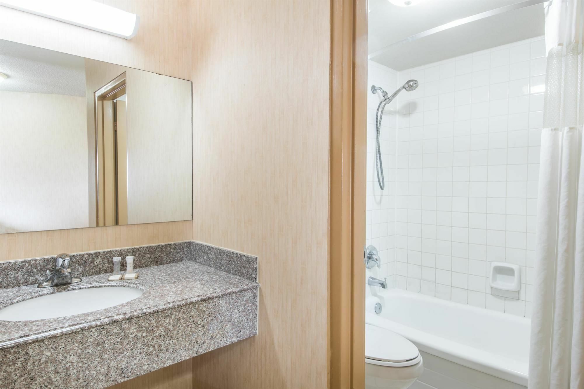 Howard Johnson By Wyndham Kitchener Conestoga Bagian luar foto